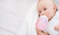 De 7 beste flessen voor baby’s met een tongriem
